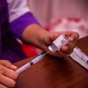 Un trabajador de salud prepara una dosis de la vacuna Moderna Covid-19 para aplicarla a una persona durante una campaña de vacunación masiva para reducir el riesgo de infección por la nueva variante Delta de Covid el 7 de agosto de 2021