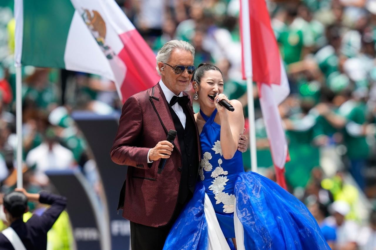 Andrea Bocelli y la cantante surcoreana de K-pop EJAE interpretaron conjuntamente "DNA" (More Than A Game).