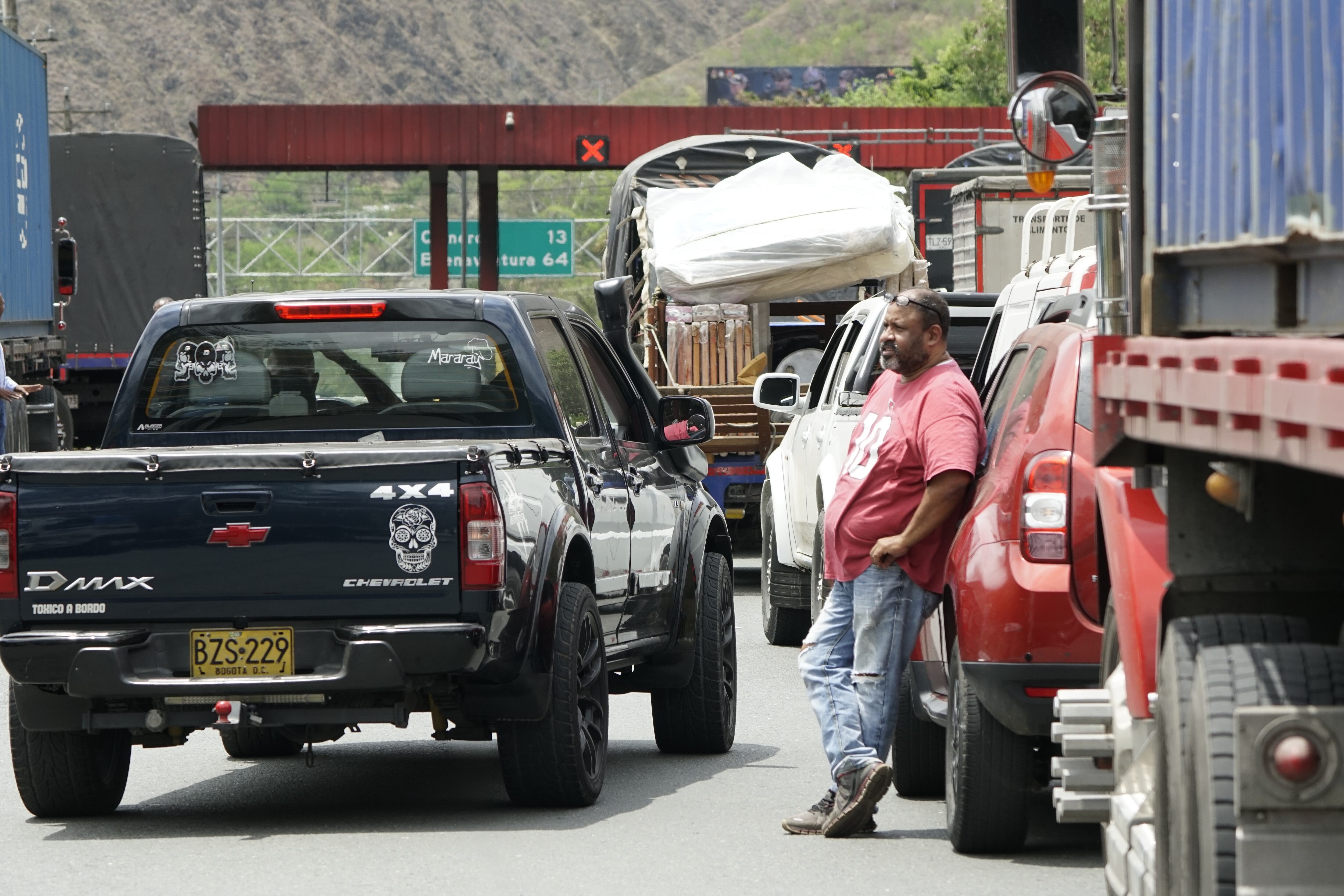 El fuerte accidente entre tres vehículos de carga,  en el sector de Cisneros en la vía entre Buga y Buenaventura, en la madrugada de este miércoles 25 de septiembre, deja una víctima fatal. La vía permanece cerrada. Foto Jorge Orozco / El País.