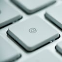 El símbolo @ cumple una función clave en la estructura de las direcciones de correo electrónico, donde separa el nombre de usuario del dominio.
