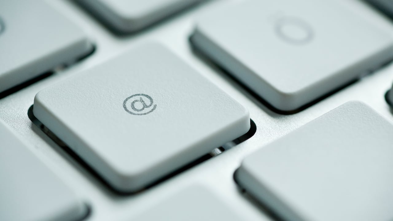 El símbolo @ cumple una función clave en la estructura de las direcciones de correo electrónico, donde separa el nombre de usuario del dominio.