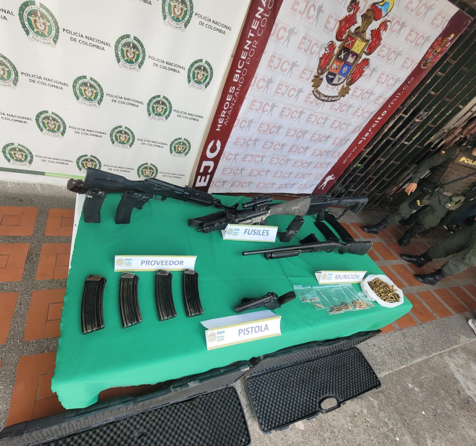 Armamento decomisado en medio de operativo de rescate de secuestrados en el Meta.