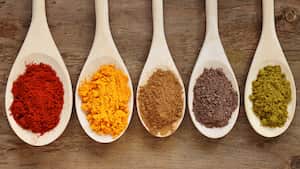 Especias en cucharas de madera