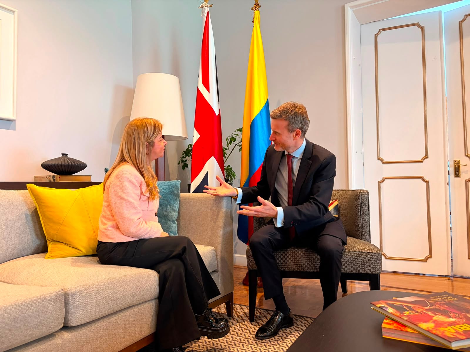 Reunión con el embajador del Reino Unido en Colombia, George Hudson.
