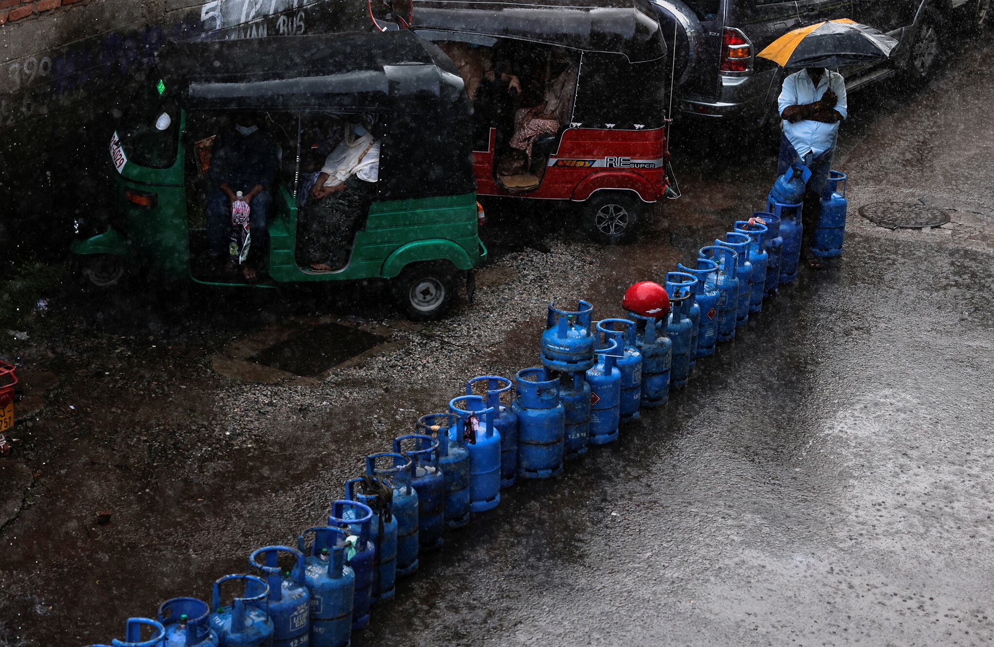 En imágenes : Largas colas por la crisis de la plaga de combustible en Sri Lanka