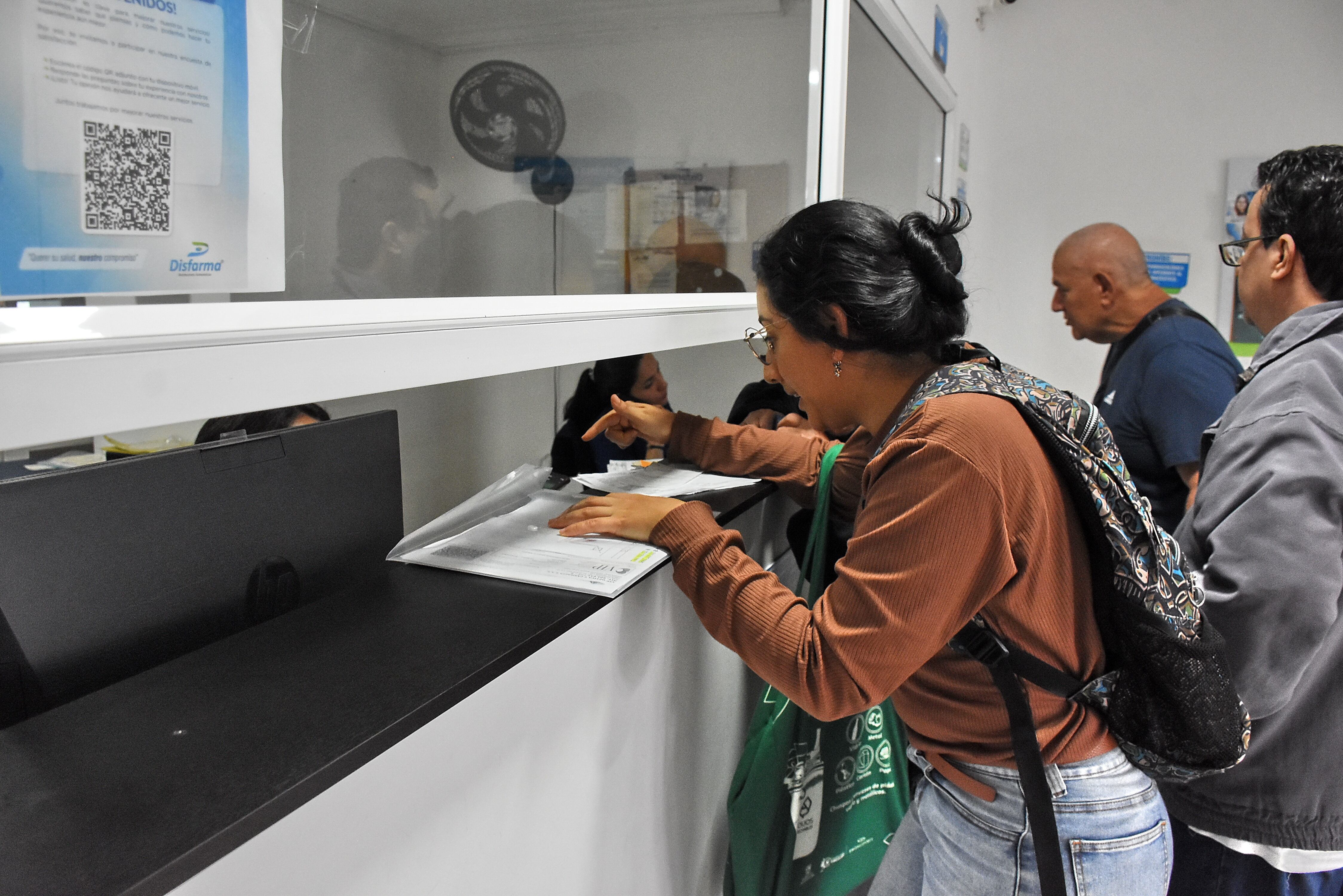 Usuarios de la nueva EPS acudieron a reclamar sus medicamentos en Disfarma, nuevo operador logístico y se llevaron la sorpresa que no hay convenio con esta entidad hasta el momento.