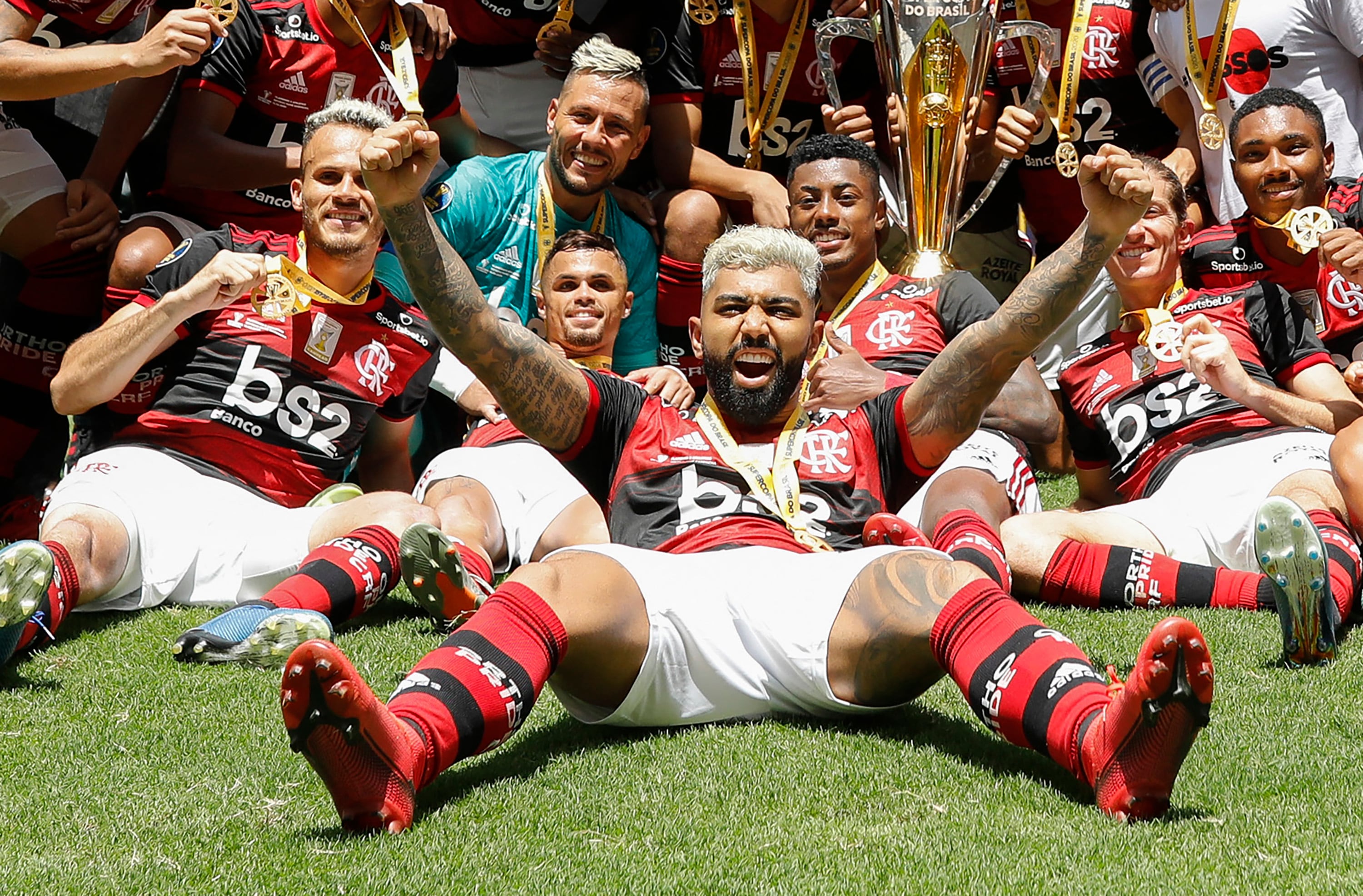 Gabigol celebrando un trofeo en el 2020 con Flamengo.