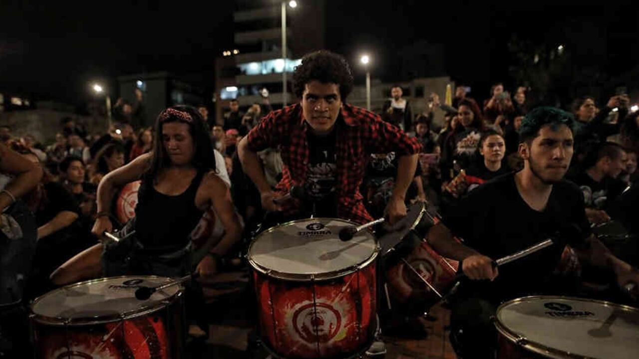 En la Noche de Tambores en la calle 85 de Bogotá, ciudadanos se encontraron en torno a la música y el baile para protestar durante el paro nacional. Foto: Esteban Vega.