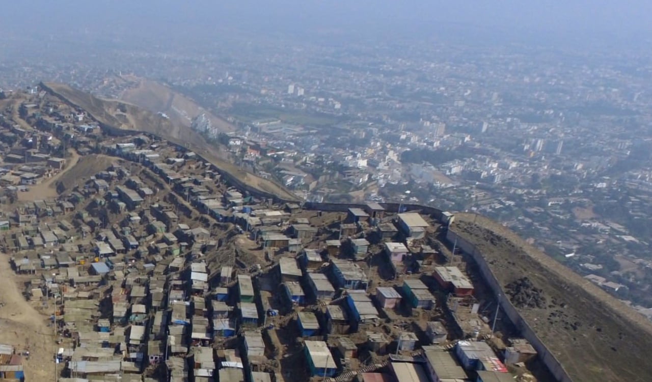 El muro divide a una población con pocos recurso económicos desde 1980