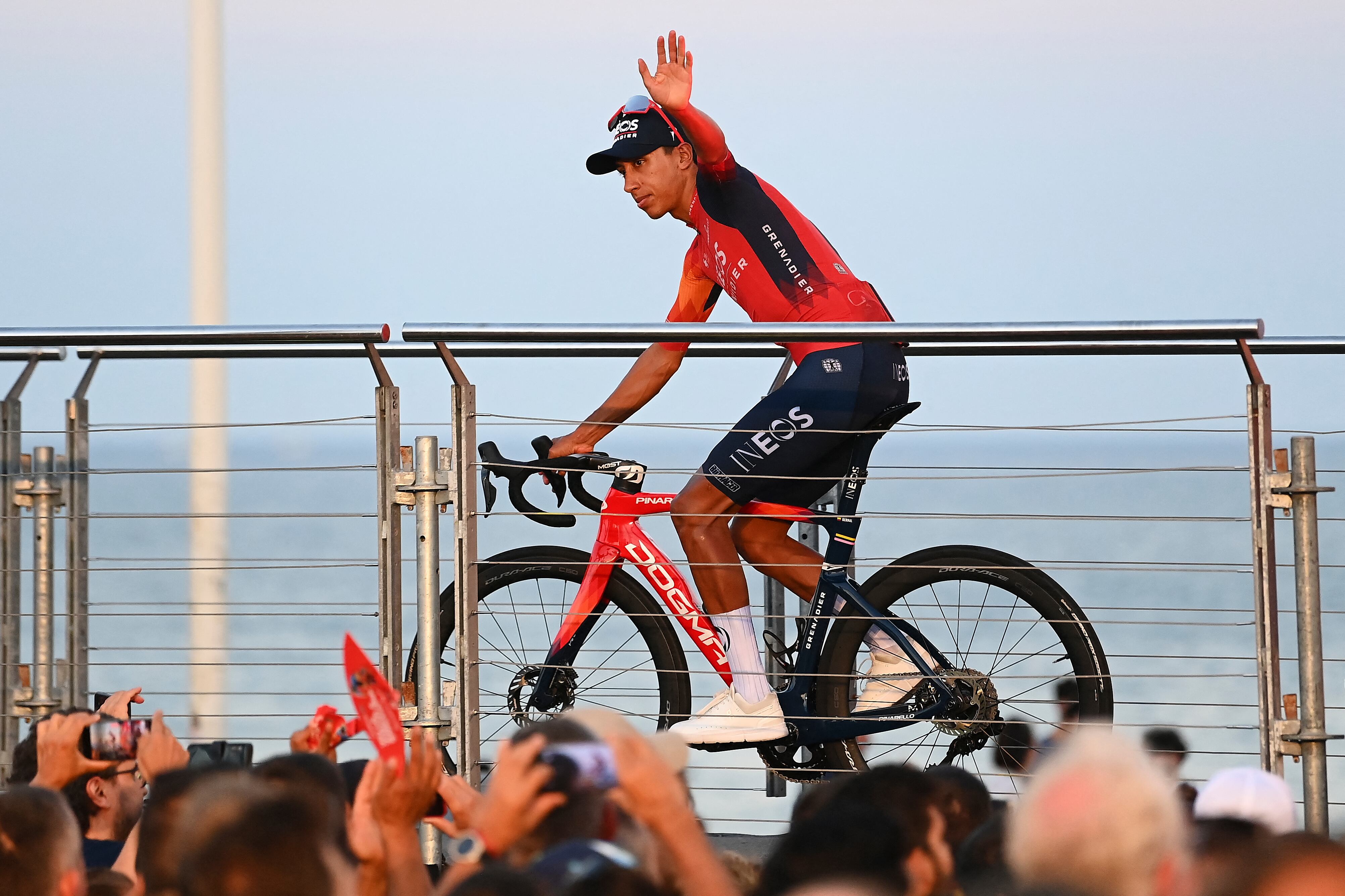 Egan Bernal entrando a la presentación del Team INEOS de cara a la Vuelta a España 2023