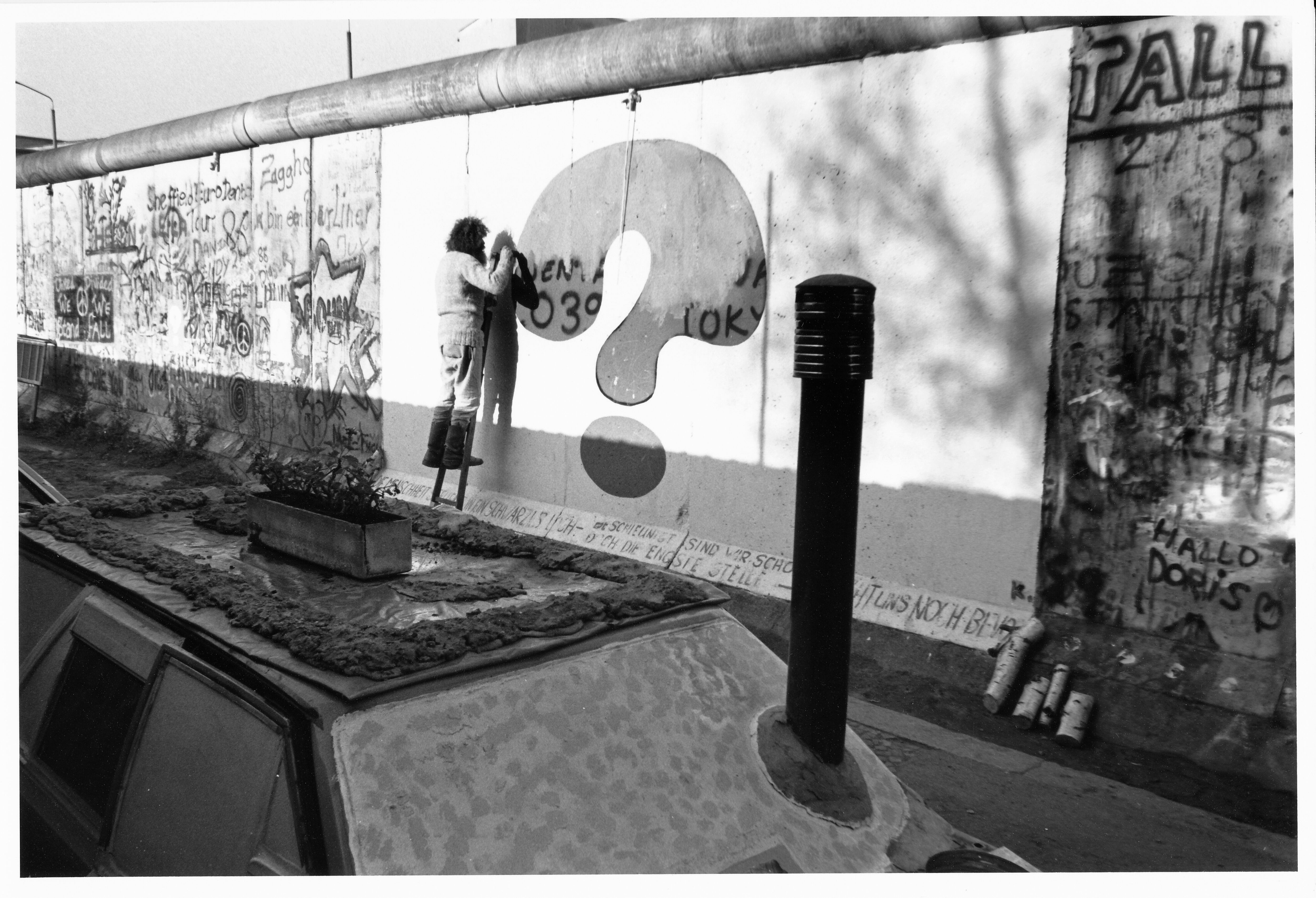 Su gobierno coincidió con uno de los momentos más decisivos del siglo: la caída del Muro de Berlín, el colapso de la Unión Soviética y el surgimiento de un nuevo orden global.