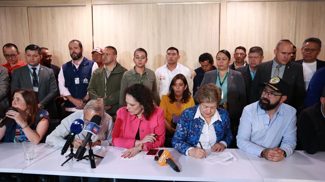 Los ministros del Gobierno Petro en la madrugada de este viernes junto con el sector transportador.