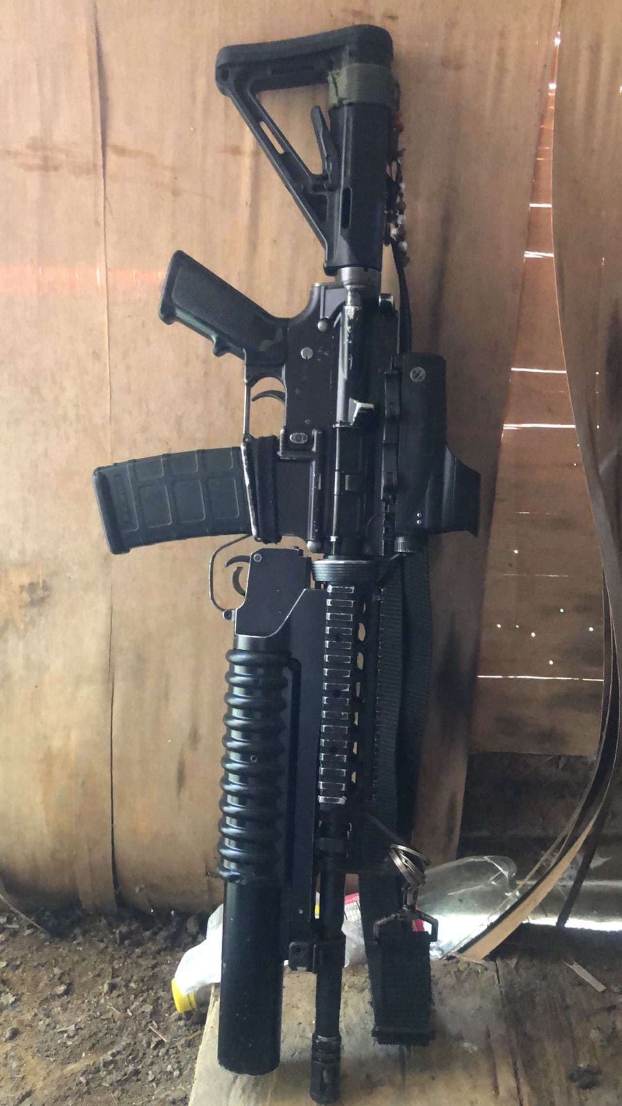 Foto de fusil M203 hallado en el celular de alias Pita, detenido en Paujil, Caquetá.