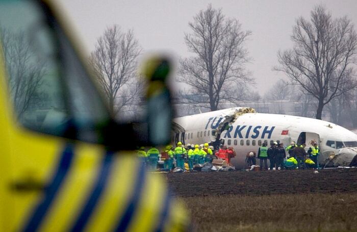 Miércoles, 25 de febrero de 2009. Operaciones de rescate en el Aeropuerto de Amsterdam. Por el impacto la aeronave se partió en tres partes. AP Photo/Cynthia Boll.