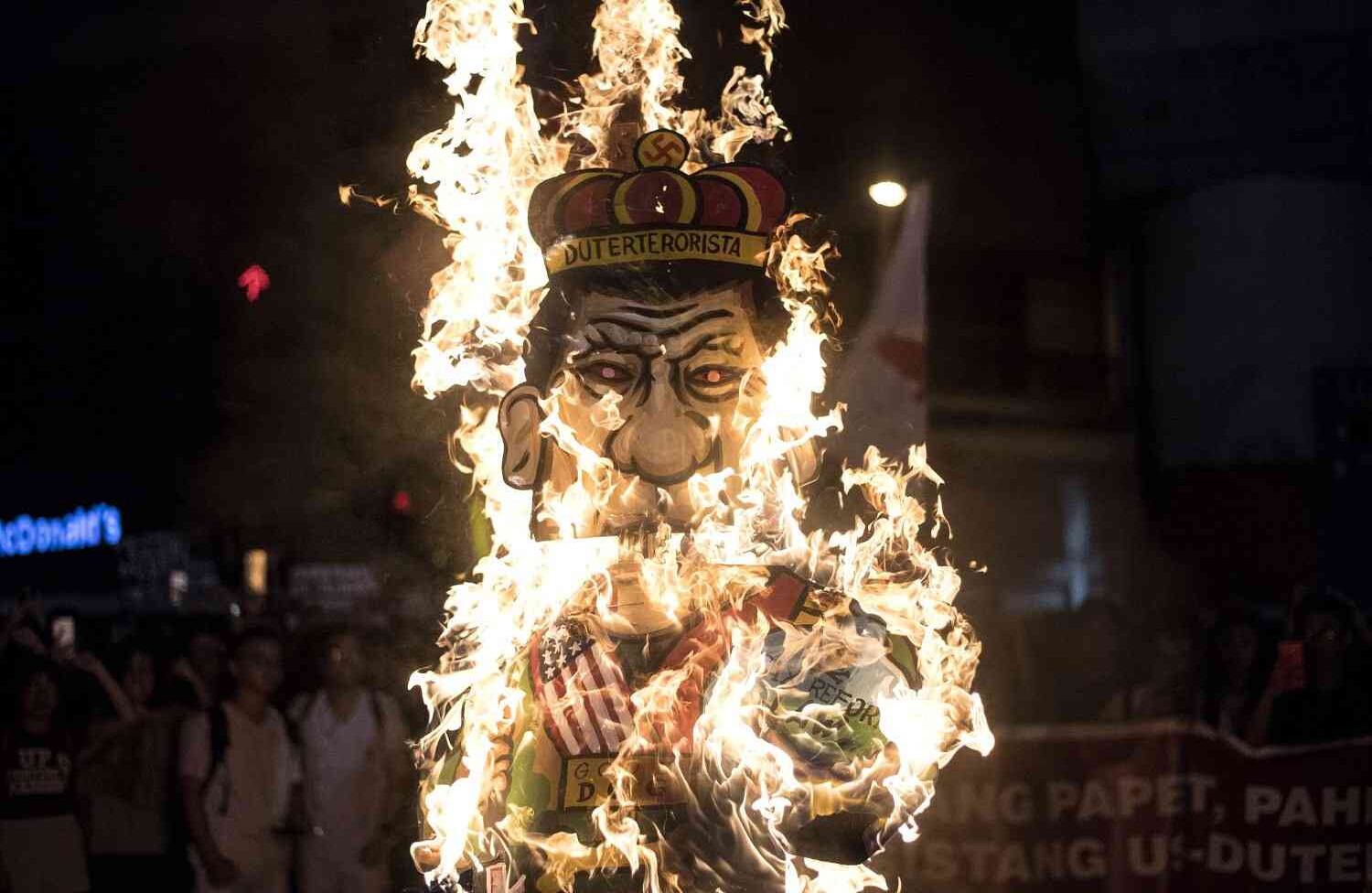 Filipinas  Los estudiantes contra Duterte Un grupo de estudiantes quema la efigie del presidente filipino, Rodrigo Duterte, al que califican de ser un peligroso dictador.  AFP/ Noel Celis 