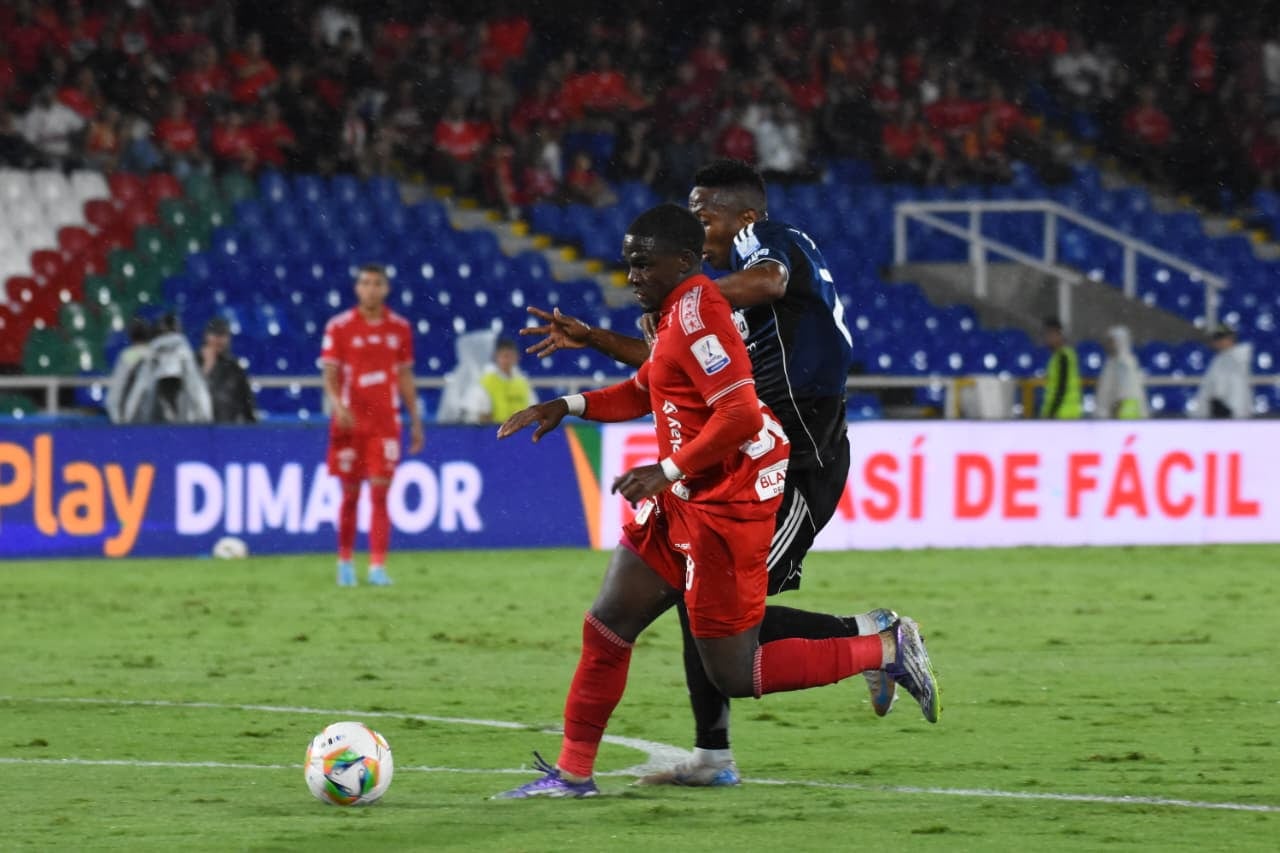 Tillman Palacios pelea una pelota con Esneyder Mena.