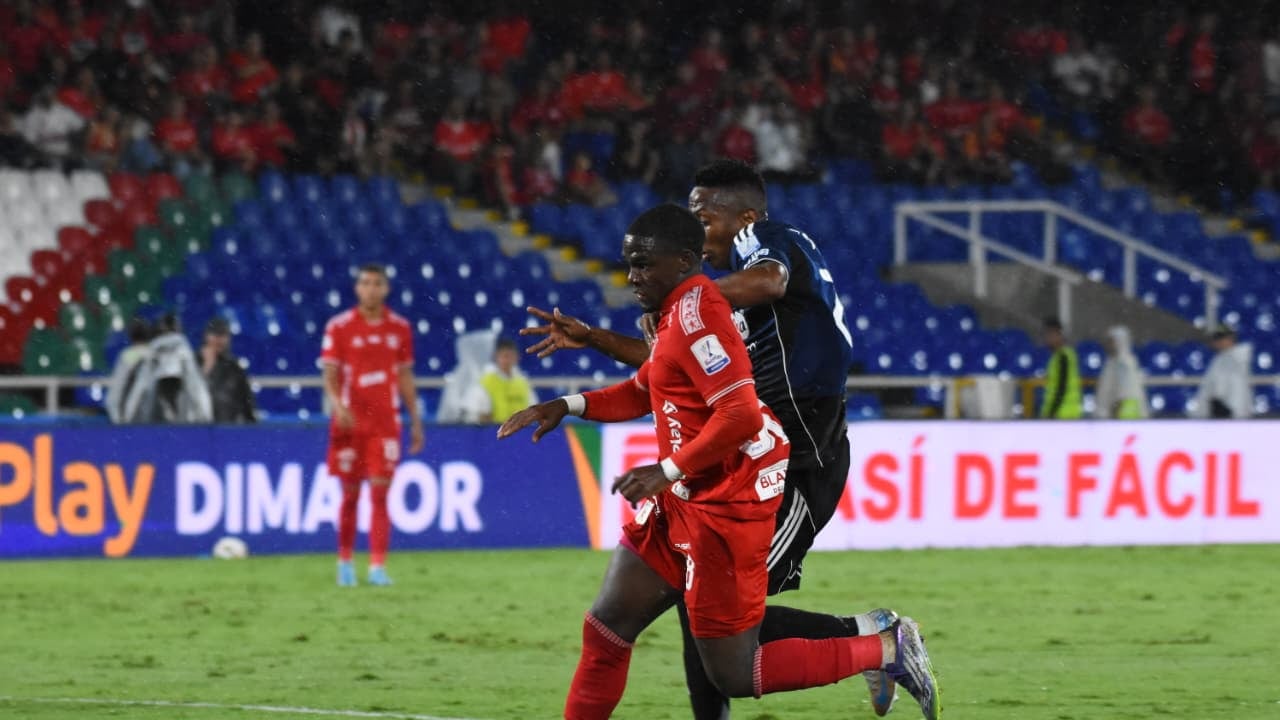 Tillman Palacios pelea una pelota con Esneyder Mena.