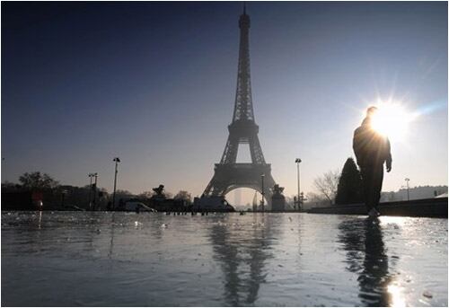 Un hombre camina sobre el hielo que se formó en el espejo de agua de la fuente frente a la Torre Eiffel, en París, Francia. Este fenómeno ocurre dos días antes del inicio de la estación de invierno en ese país.