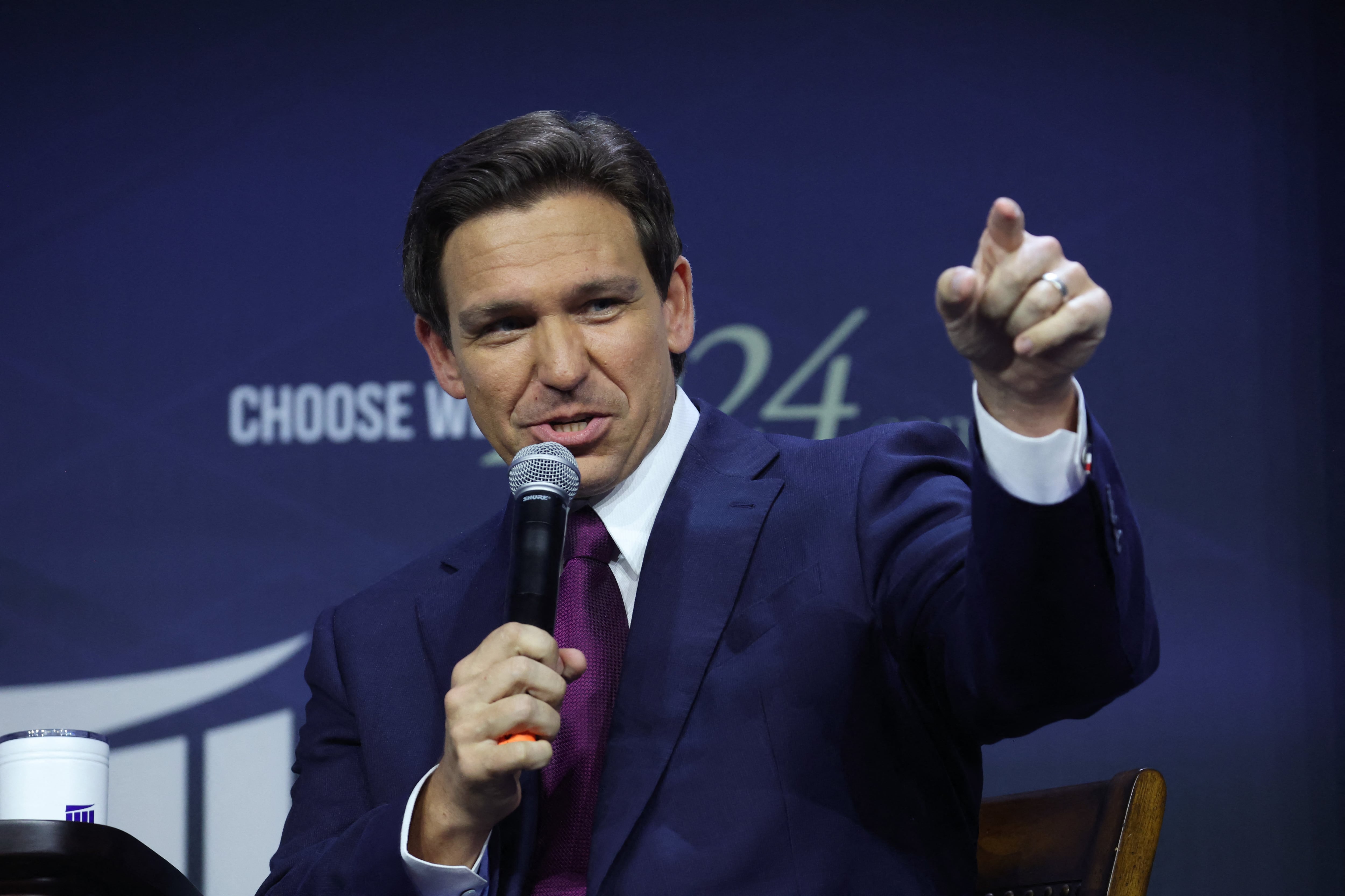 El candidato presidencial republicano Ron DeSantis hace campaña.