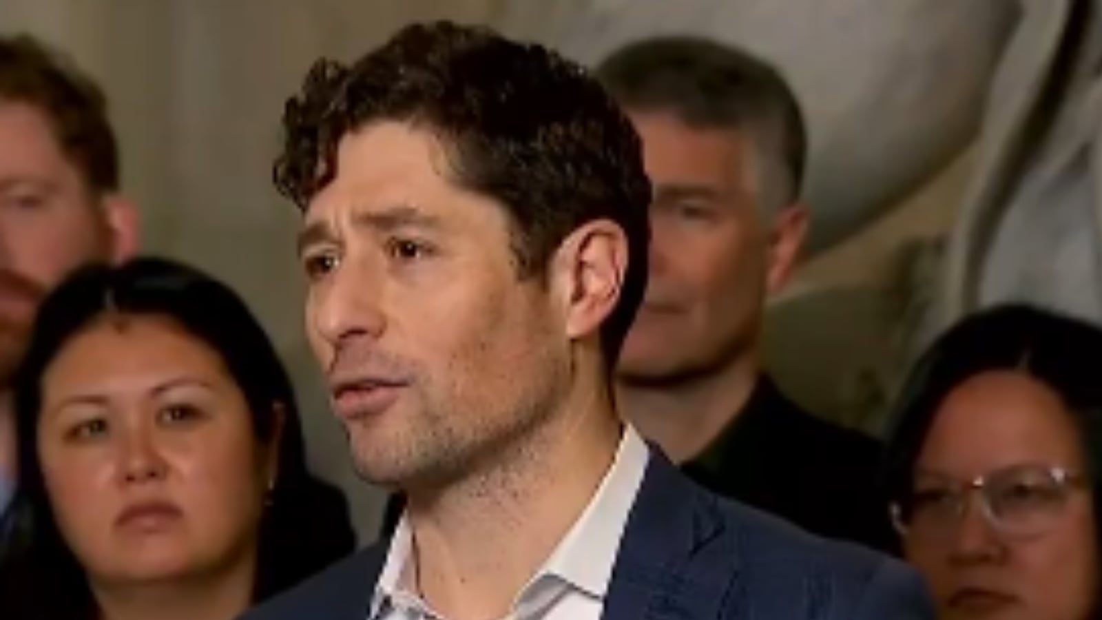 El alcalde de Minneapolis, Jacob Frey, durante su rueda de prensa de hoy, reafirmando su llamado a que ICE abandone la ciudad tras el tiroteo fatal.