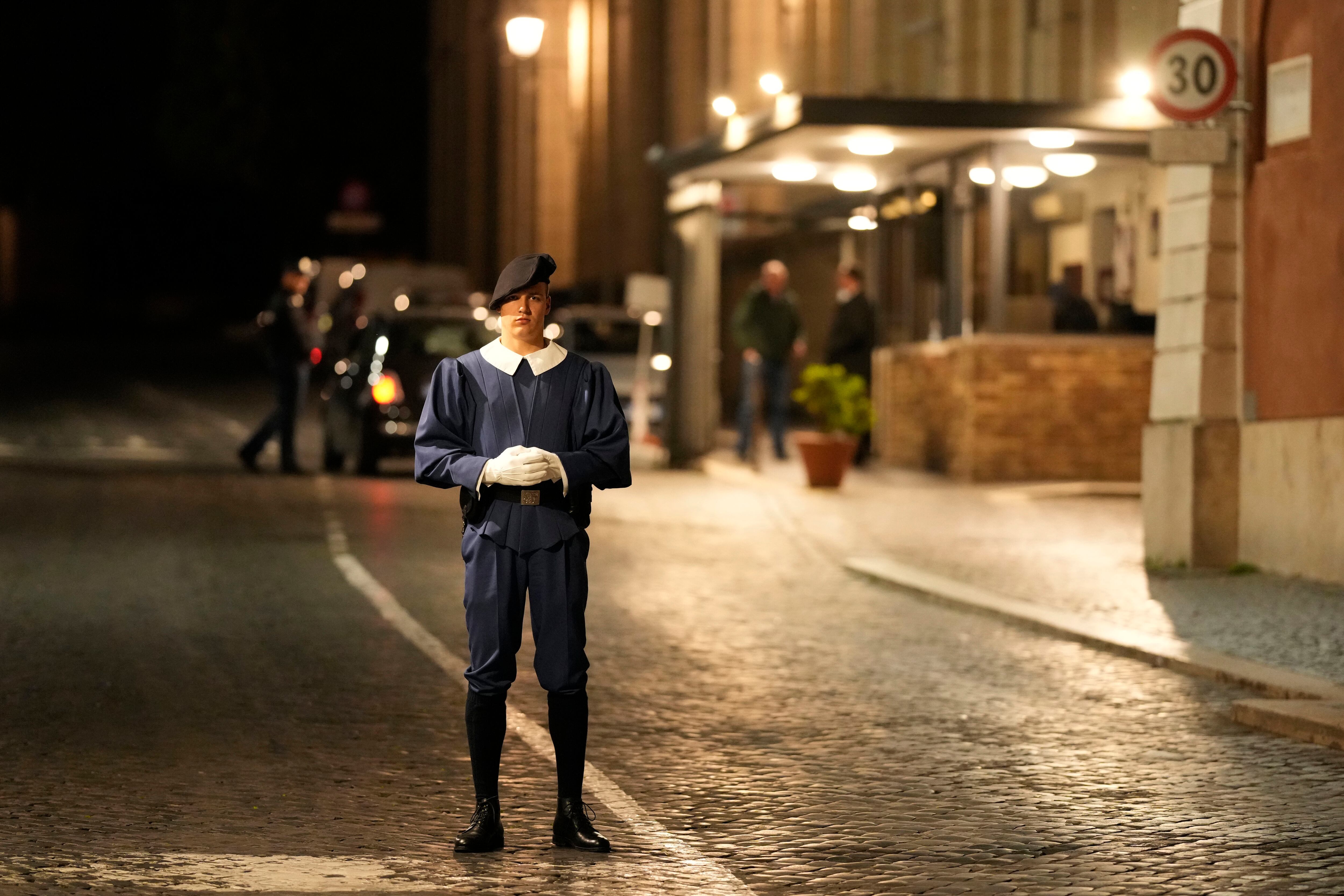 Los gendarmes del Vaticano dispararon contra las llantas delanteras del auto que iba a toda velocidad después de que pasó por la puerta, pero el vehículo logró continuar su camino