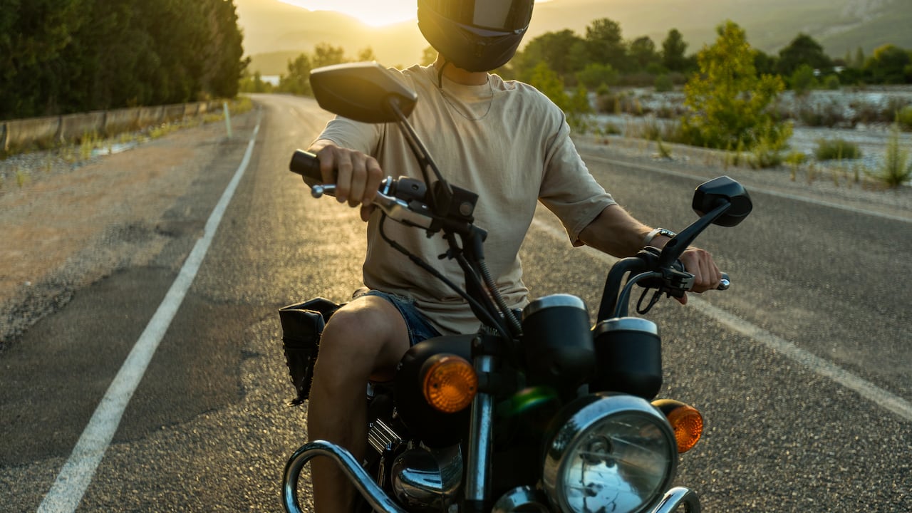 Evitar estos errores es clave para una conducción segura en motociclistas principiantes.