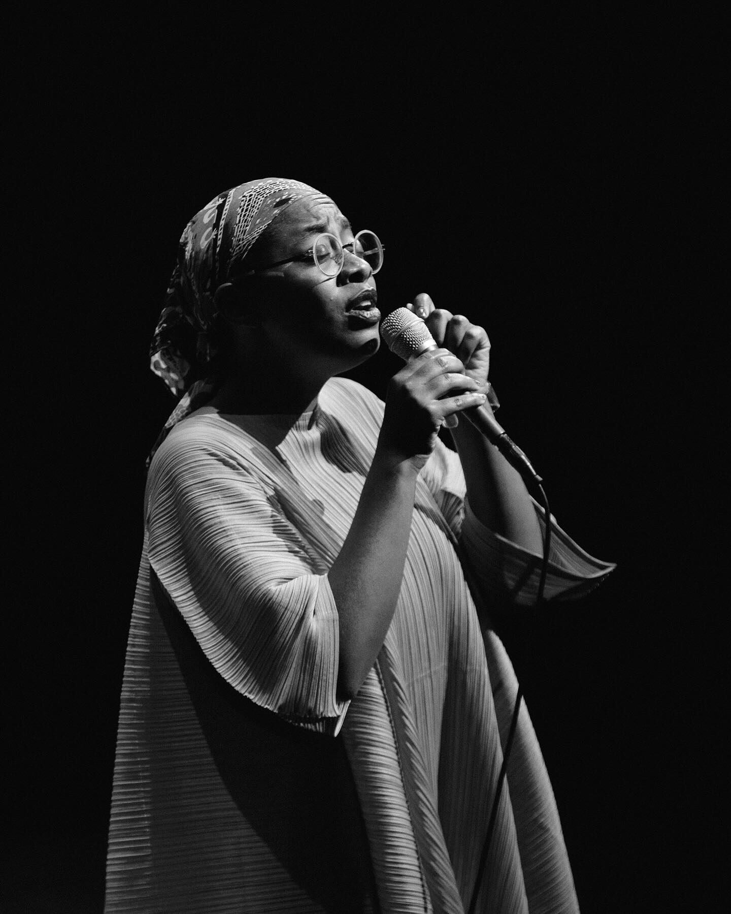 Cécile McLorin Salvant se presenta el 12 de septiembre. Es compositora, cantante y artista visual que ha sido galardonada con tres Premios Grammy consecutivos al Mejor Álbum Vocal de Jazz.