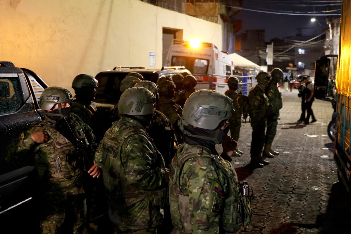 Soldados del ejército patrullan en el exterior del centro de detención provisional de Pichincha, en Quito, el 22 de octubre de 2026