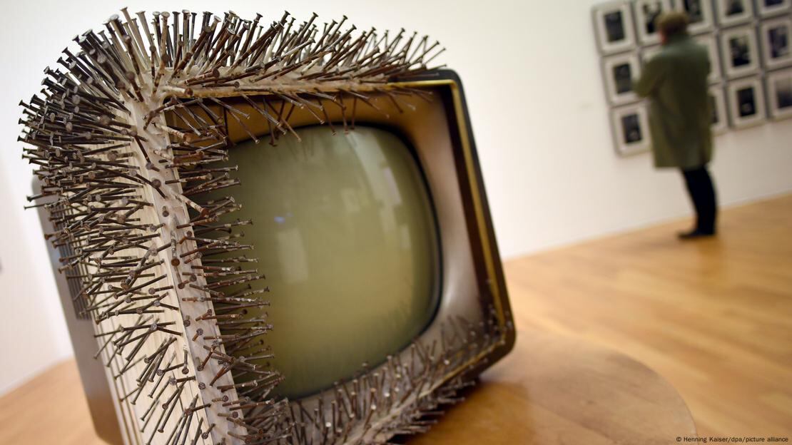 Una de sus primeras obras con clavos: 'TV' de 1963.