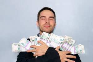 Las personas buscan volverse millonarias para mejorar su estilo de vida.