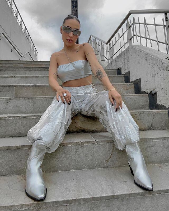 La influencer vistió de plateado para tomarse fotos para Instagram