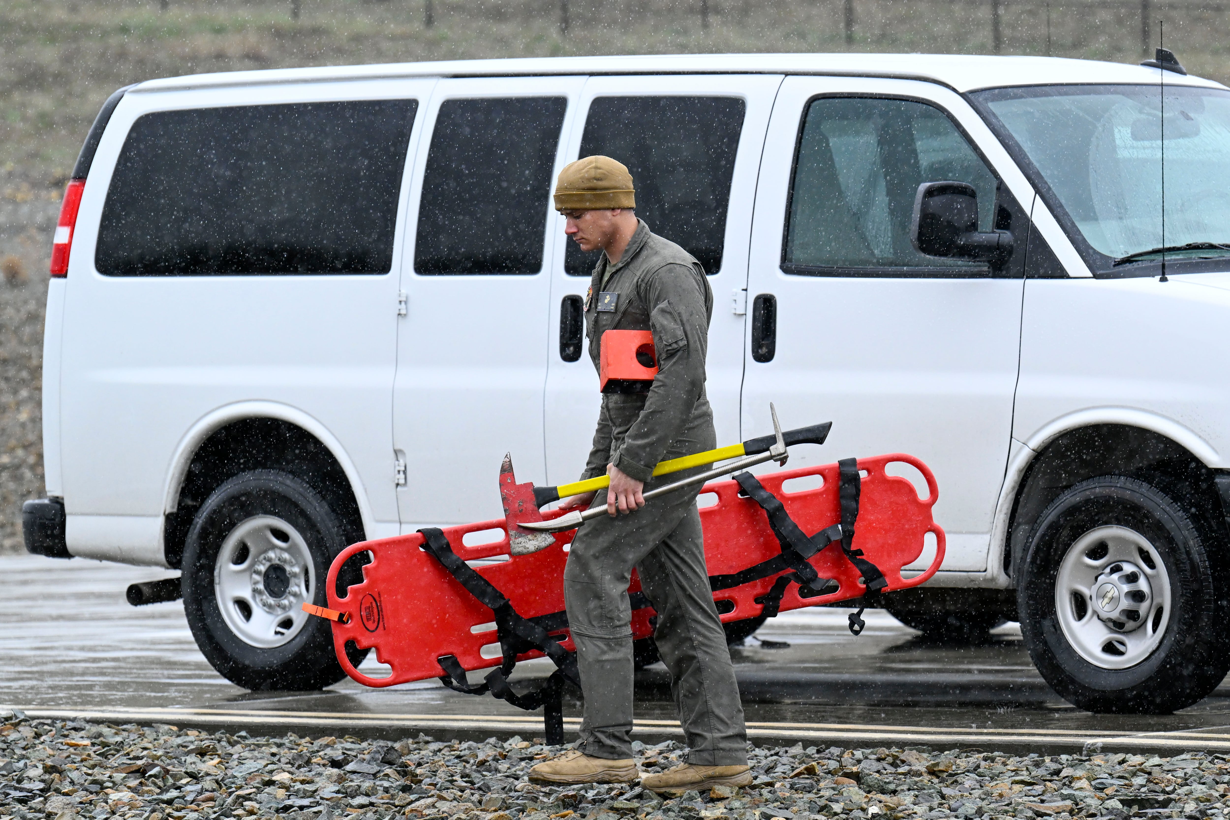 Un infante de marina de los EE. UU. lleva equipo de rescate en un centro de comando el miércoles 7 de febrero de 2024 en Kitchen Creek, California. Un helicóptero del Cuerpo de Marines que había desaparecido con cinco soldados a bordo