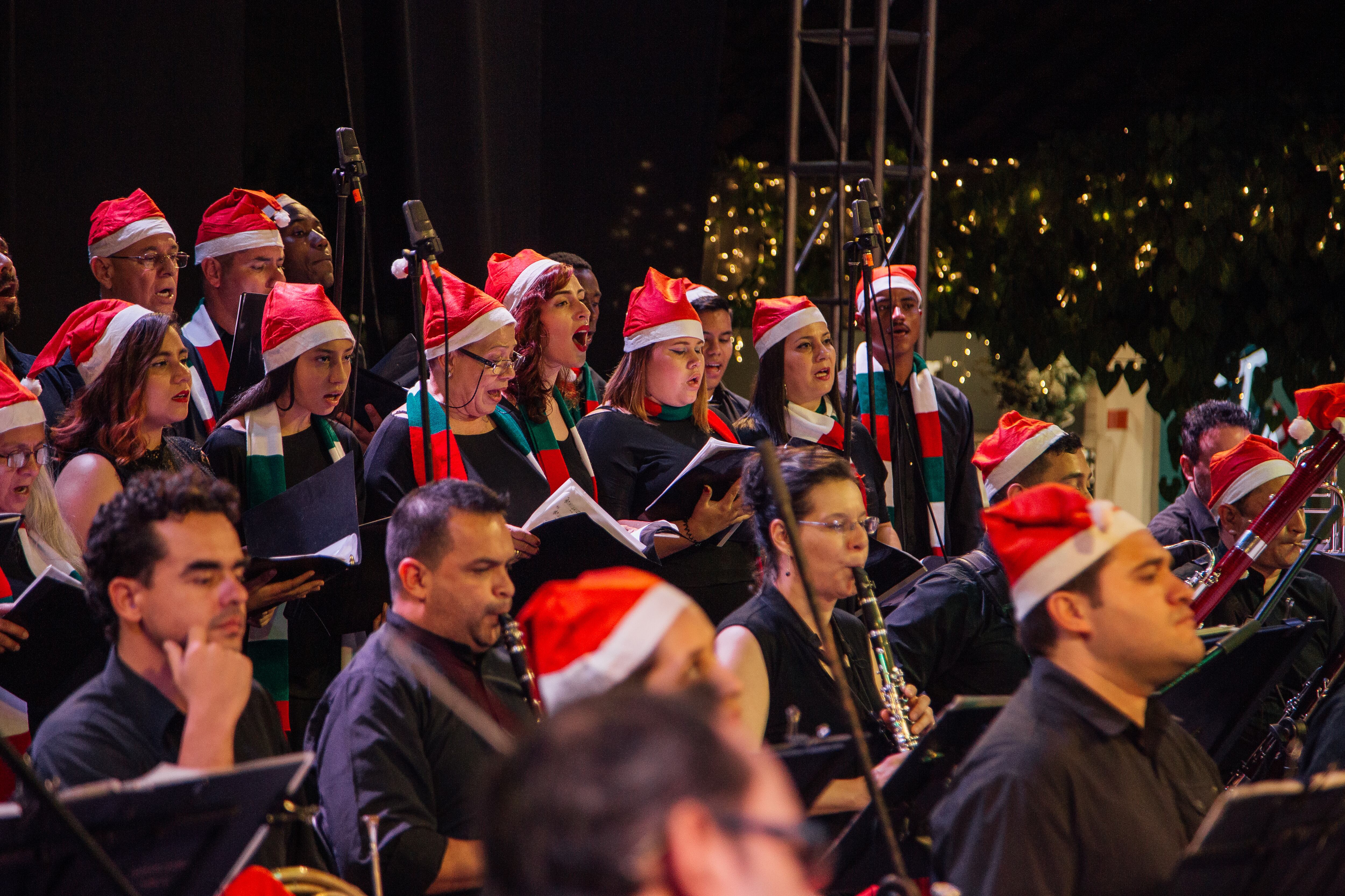 El Coro Reconciliación, el Coro Metamorfosis, Cantare Terram, el Coro de Familias de la Red de Escuelas de Música y la Orquesta Filarmónica de Medellín