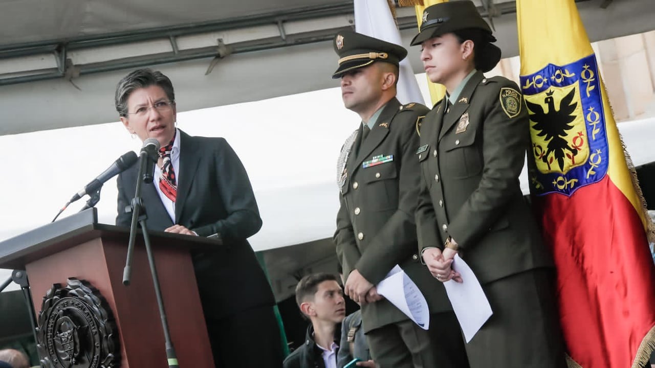 La alcaldesa le da la bienvenida al nuevo comandante de la Policía Metropolitana de Bogotá.