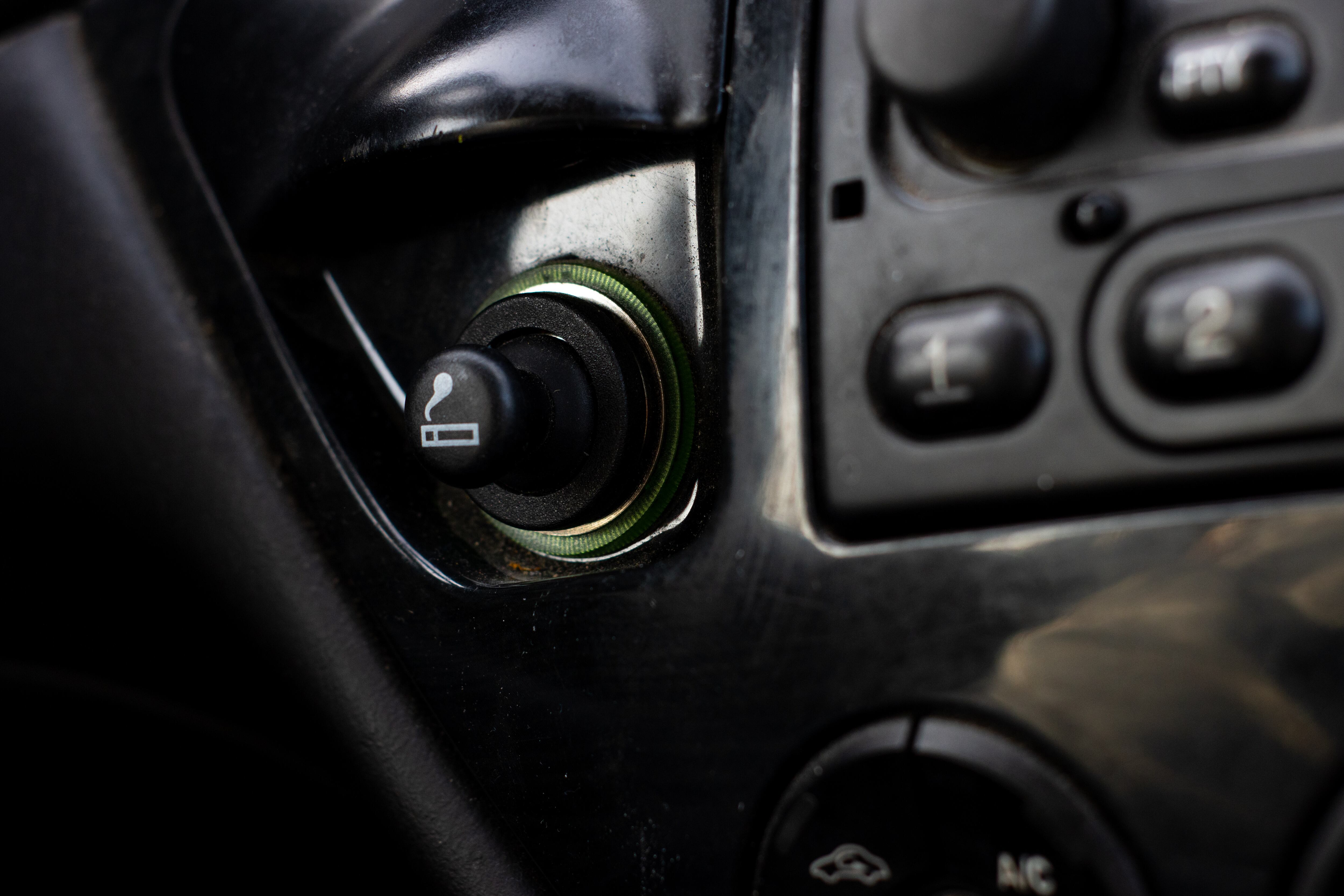 Hay elementos que por nada del mundo se deben conectar a los puertos de carga del vehículo.