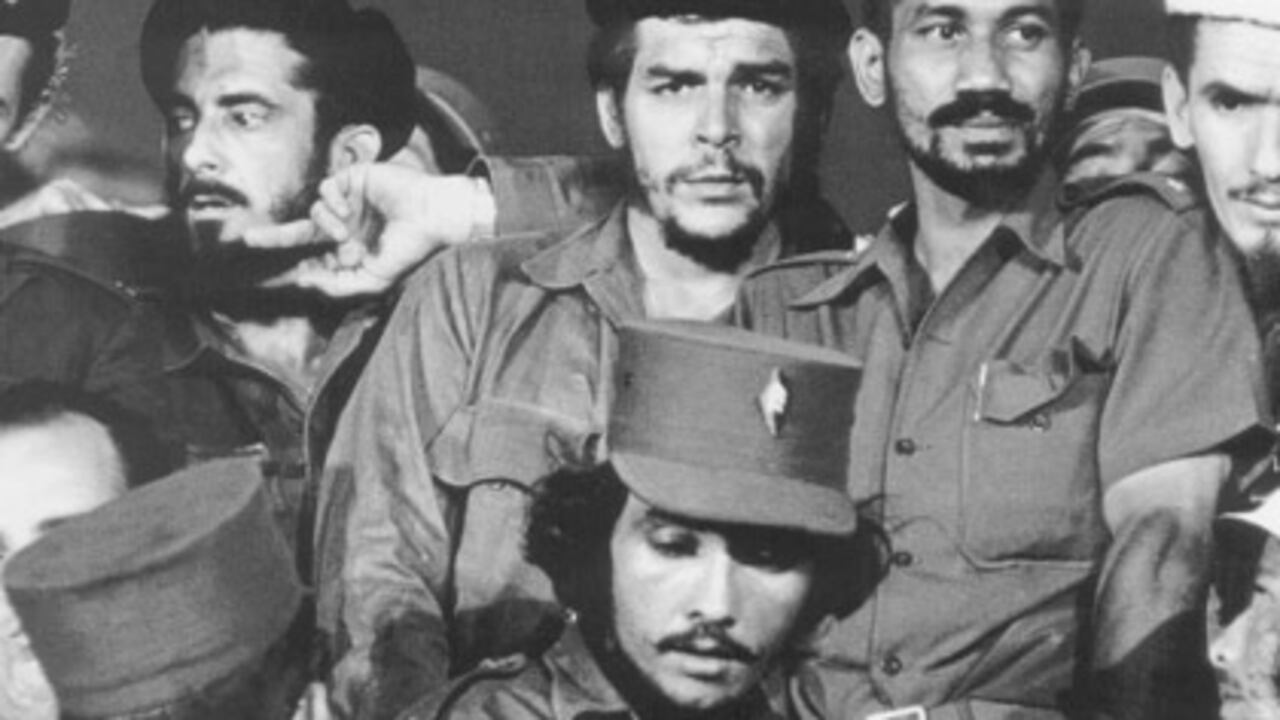 Con un grupo de revolucionarios triunfantes, al lado de Ernesto ‘Che’ Guevara