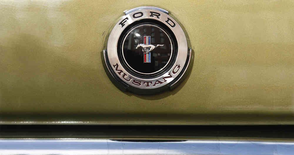 La Ford Motor Company estrenó el famoso Mustang en 1964 y eligió como nombre y logo el caballo salvaje de las grandes llanuras del oeste. 