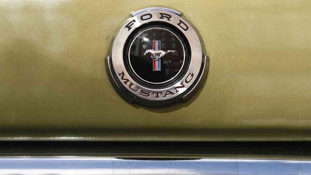 La Ford Motor Company estrenó el famoso Mustang en 1964 y eligió como nombre y logo el caballo salvaje de las grandes llanuras del oeste.