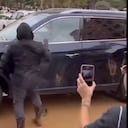La visita del presidente del Gobierno español, Pedro Sánchez, a Paiporta se tornó caótica cuando los residentes, afectados por las inundaciones, expresaron su ira lanzando barro y objetos hacia él, obligando a su equipo de seguridad a intervenir. Foto: Redes Sociales