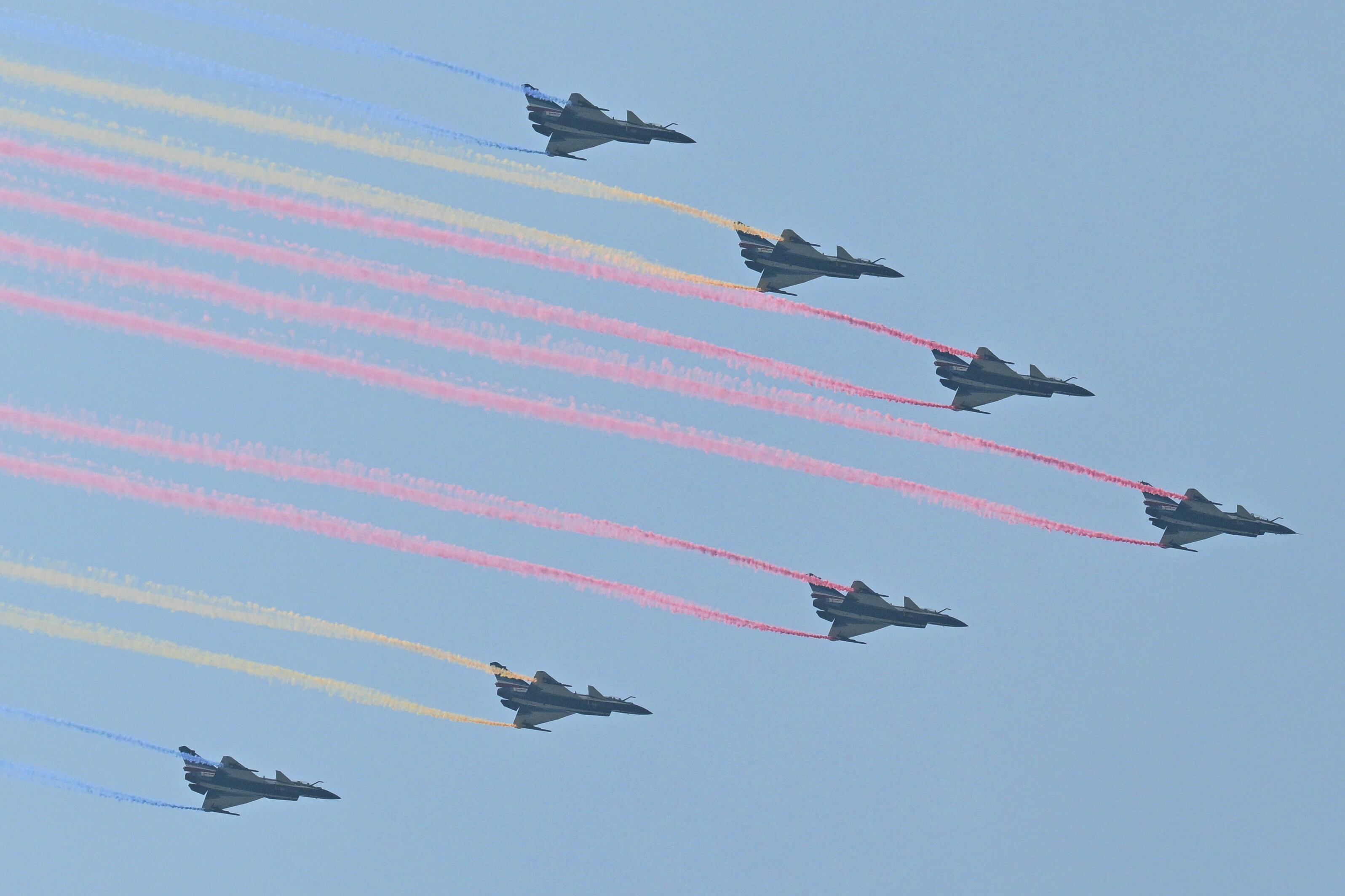 Aviones militares vuelan en formación durante un desfile militar que conmemora el 80 aniversario de la victoria sobre Japón y el fin de la Segunda Guerra Mundial, en la Plaza de Tiananmen de Beijing el 3 de septiembre de 2025. (Foto de HECTOR RETAMAL / AFP)