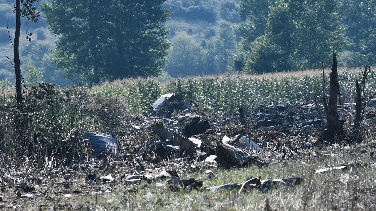 Esta fotografía tomada el 17 de julio de 2022 muestra escombros en el lugar del accidente de un avión de carga Antonov An-12 a pocos kilómetros de la ciudad de Kavala en Grecia. - Un avión de carga Antonov An-12 se estrelló cerca de Paleochori Kavalas en el norte de Grecia, dijo el cuerpo de bomberos. Testigos oculares dijeron que el avión estaba en llamas y que habían escuchado explosiones, informó la Agencia de Noticias de Atenas. (Foto por Sakis MITROLIDIS / AFP)