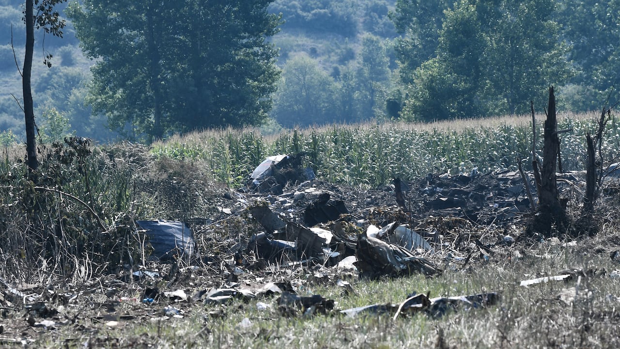 Esta fotografía tomada el 17 de julio de 2022 muestra escombros en el lugar del accidente de un avión de carga Antonov An-12 a pocos kilómetros de la ciudad de Kavala en Grecia. - Un avión de carga Antonov An-12 se estrelló cerca de Paleochori Kavalas en el norte de Grecia, dijo el cuerpo de bomberos. Testigos oculares dijeron que el avión estaba en llamas y que habían escuchado explosiones, informó la Agencia de Noticias de Atenas. (Foto por Sakis MITROLIDIS / AFP)