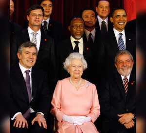Berlusconi y reina Isabel II