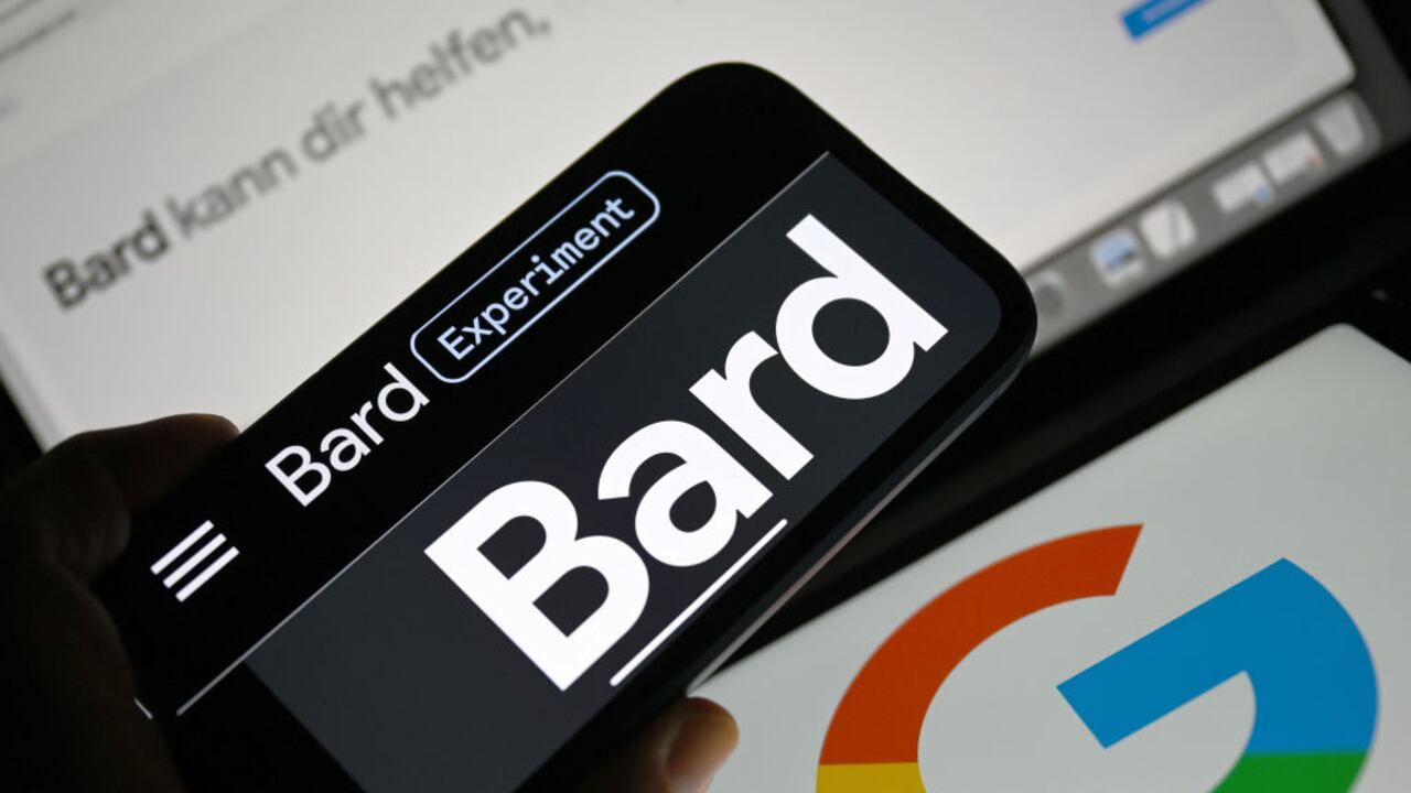 Google lanza al mercado Bard, su última creación en inteligencia artificial en español que compite directamente con ChatGPT.