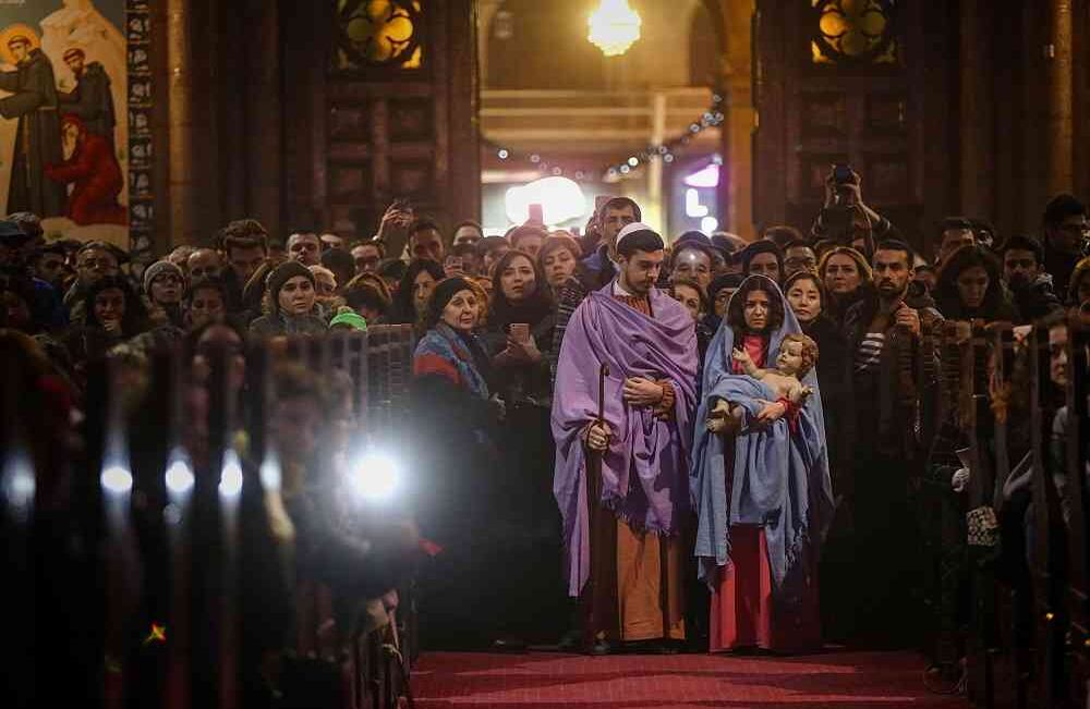 La gente asiste a una misa de Nochebuena en la iglesia de San Antuan en el distrito Beyoglu de Estambul, Turquía, el 24 de diciembre de 2017. Foto: Sebnem Coskun / Agencia Anadolu