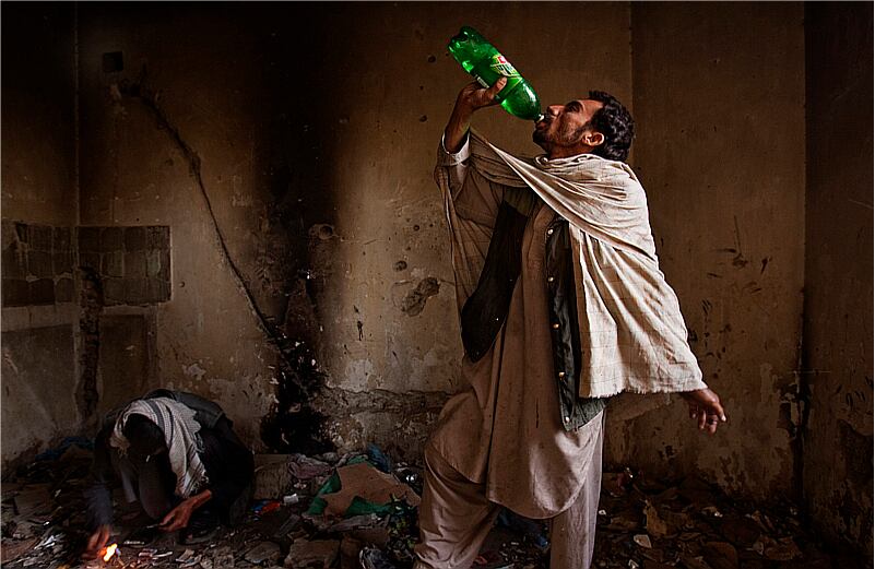 El refresco que está tomando este hombre tiene mezclados medicamentos que, en exceso, alteran su estado físico y mental. 