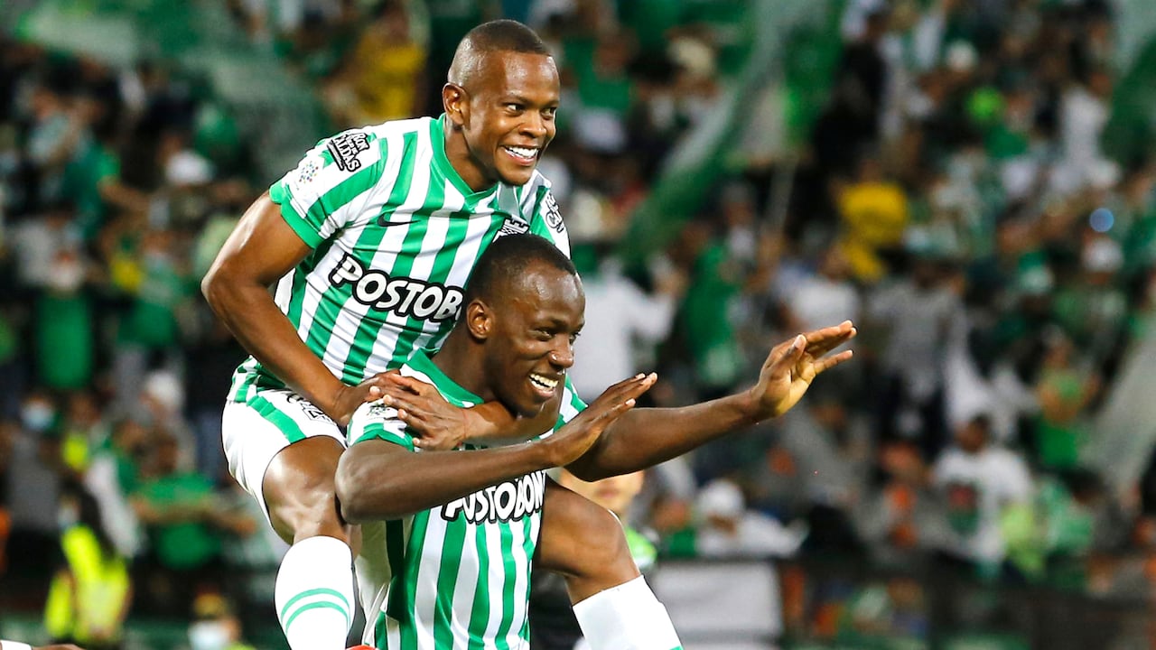 Baldomero Perlaza celebra luego de marcar en la victoria de Nacional sobre Equidad en el Atanasio