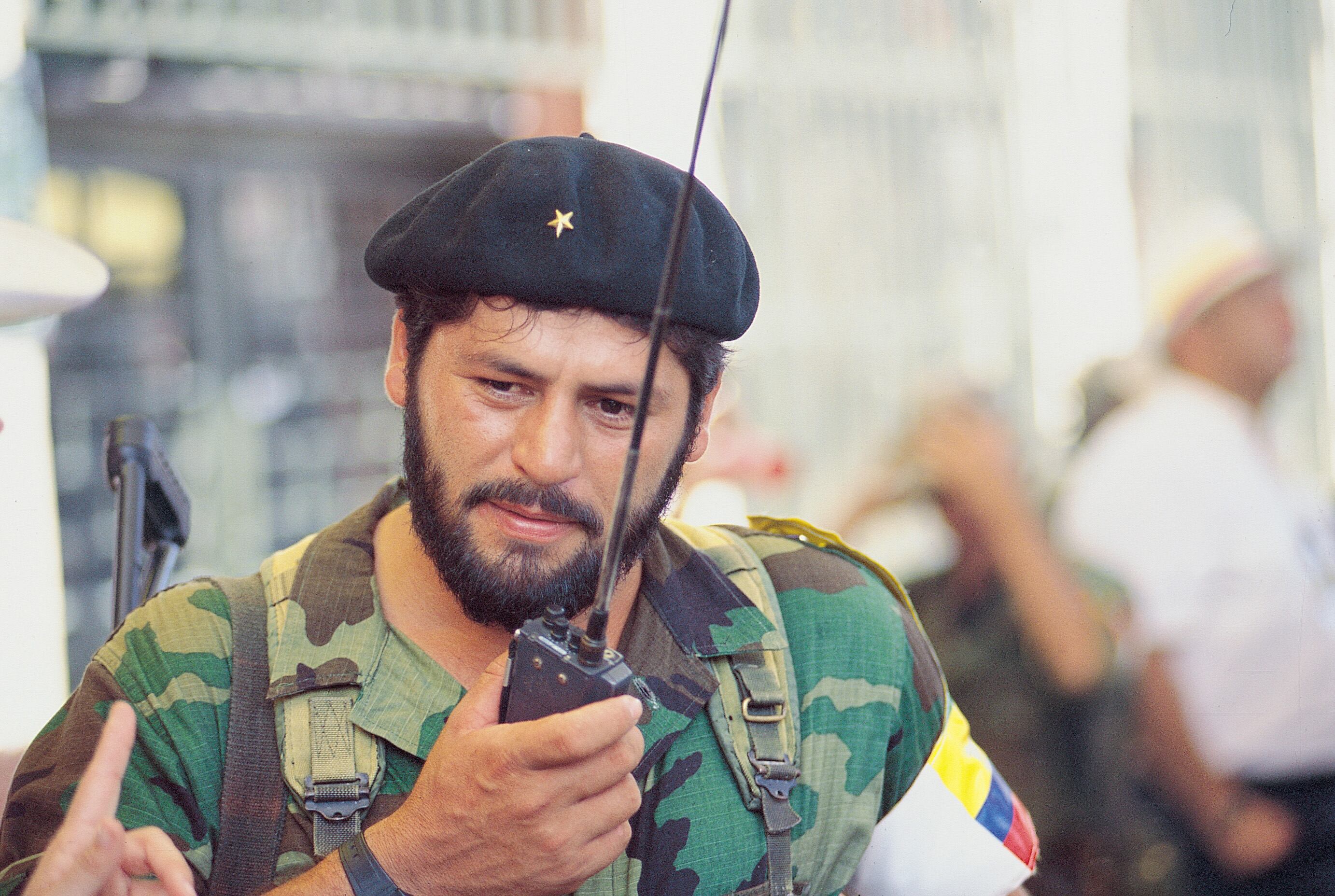 Jorge Briceño con Romaña. Guerrilleros de las Farc. Foto:León Dario Peláez.  Ene 99