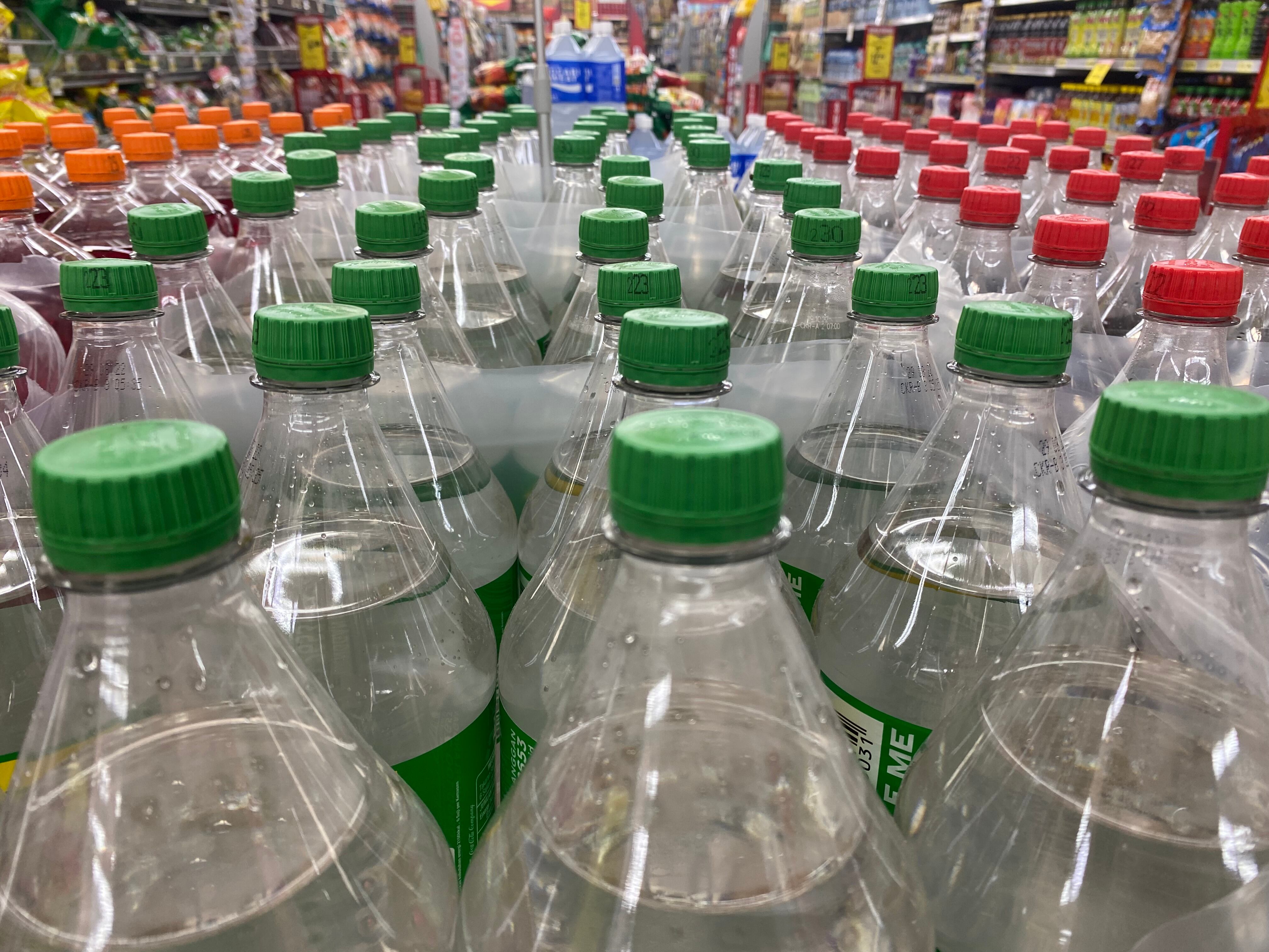 Botellas de gaseosa en un supermercado