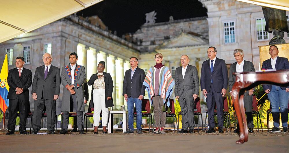 En un acto público, junto con integrantes del gabinete y del Congreso de la República, Gustavo Petro hizo el lanzamiento del Plan de Desarrollo. 